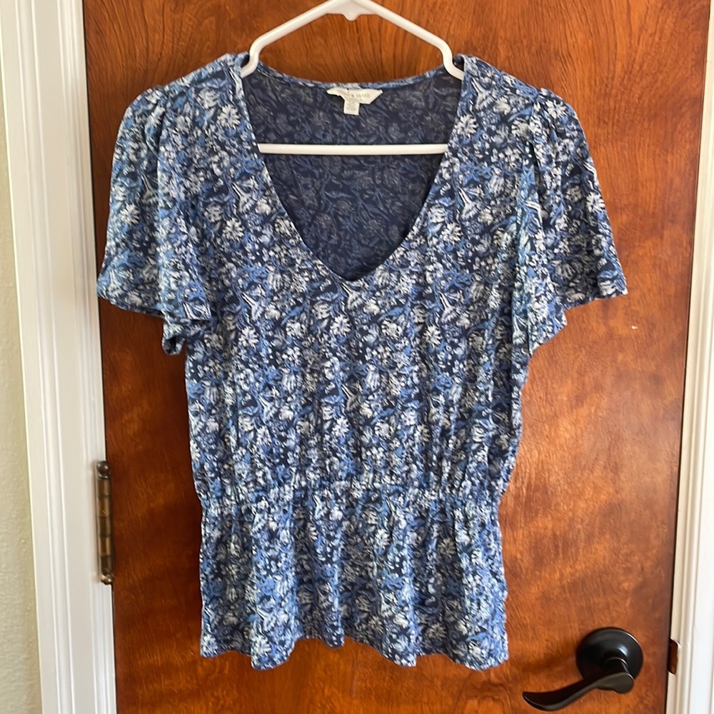 Lucky Brand blue patterned gathered waist V neck. Size small